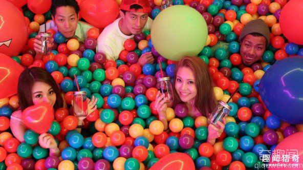 日本一酒吧没有桌子和椅子 只有20000多个塑料球