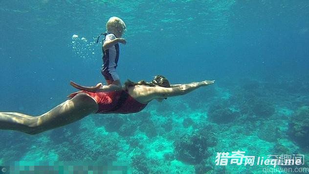 世界最小潜泳者 仅3岁就潜水10米