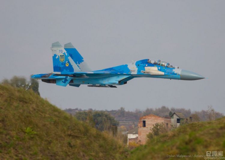 尴尬了！乌克兰苏-27带美军飞行员兜风坠毁 曾炫技玩超低空飞行