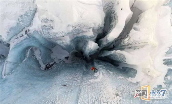 冰山探险家蹲守数月_ 只为拍下令人眩晕的神奇景象