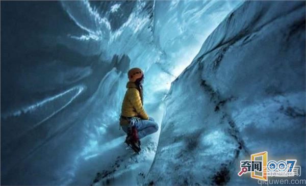 冰山探险家蹲守数月_ 只为拍下令人眩晕的神奇景象
