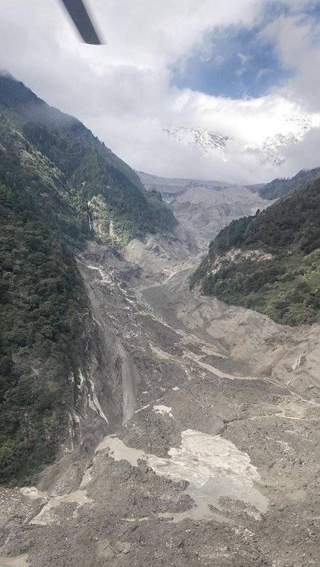 西藏林芝米林县段雅江发生山体滑坡堵塞河道形成堰塞湖
