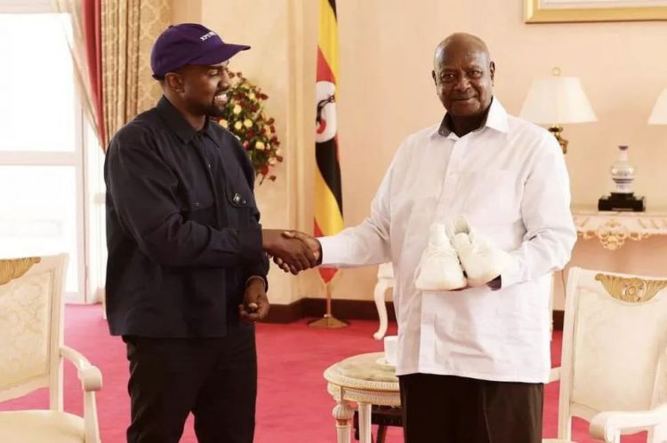 坎爷访问乌干达，还送了总统签名版YEEZY 350丨直男Daily