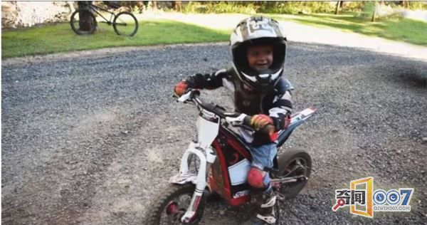 4岁男孩成职业摩托车手，赛场上超越赛车老手，赢下许多冠军