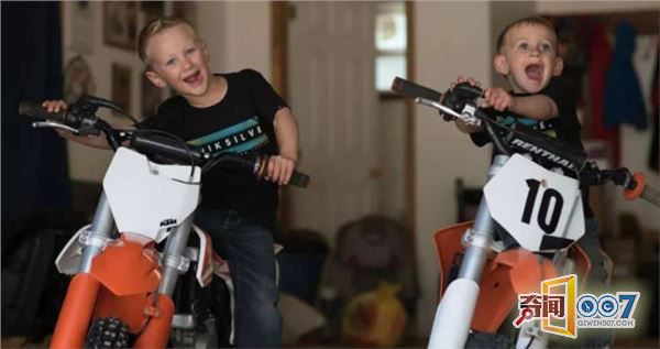 4岁男孩成职业摩托车手，赛场上超越赛车老手，赢下许多冠军