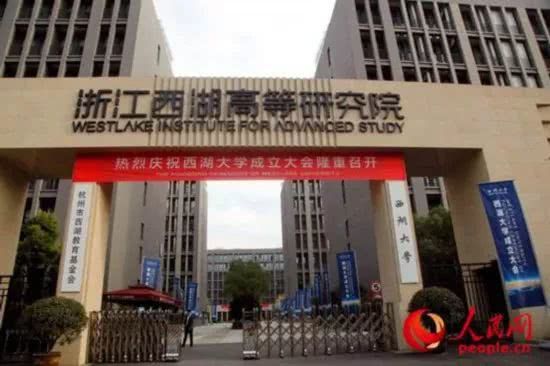 这所新大学刷屏！96岁的杨振宁为她做了一件事…