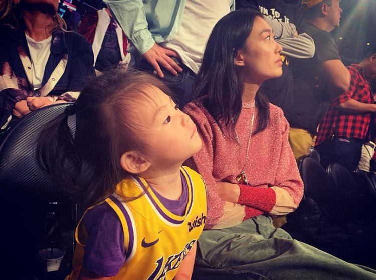 陈冠希带女儿看NBA，Alaia看得入了神，还与妈妈玩亲亲