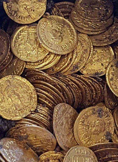 一座废弃剧院进行拆除时，意外发现一罐子金币，竟价值数百万欧元