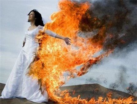 夫妻在海边拍婚纱照，女子想拍出火焰特效，火刚点着还没拍就悲剧
