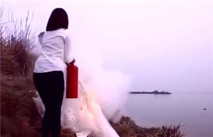 夫妻在海边拍婚纱照，女子想拍出火焰特效，火刚点着还没拍就悲剧