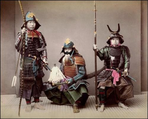 日本出一上联：琴瑟琵琶，八大王并肩居头上，下联日本气得要跺脚