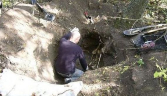 男子挖坑救治蛀虫的树，挖出来的东西，男子激动的选择了报警