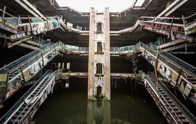 泰国一个废弃商场，被鱼类占领20年，如同人类消失后的城市废墟