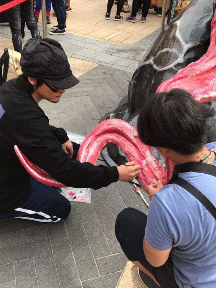 毒液舌头太长被玩坏，日本影院雕像舌头碰断，工作人员辛苦抢修