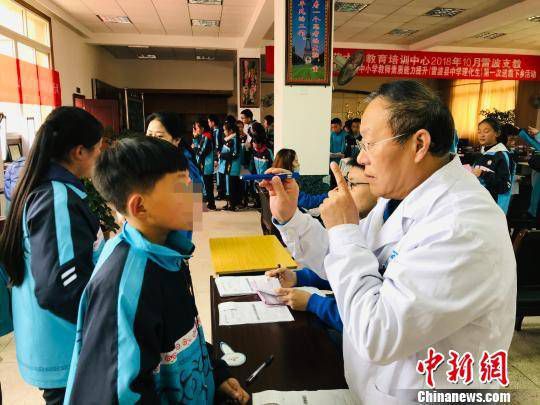 四川凉山：公益医疗队免费救治眼病患儿 两个月筛查2.8万人