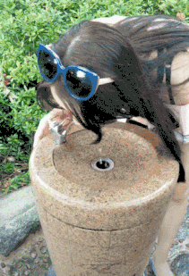 爆笑GIF：小姐姐，看到你喝水，我也口渴了
