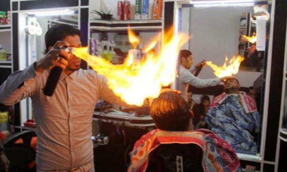 印度名族又开挂了，理发不用剪刀直接用火烧，顾客都颤抖了