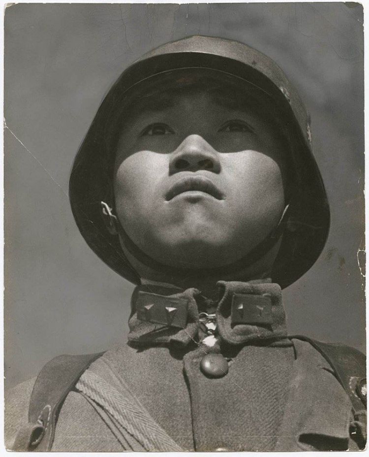 照片上的这个中国士兵是谁？上了美国杂志封面，美国记者告诉你
