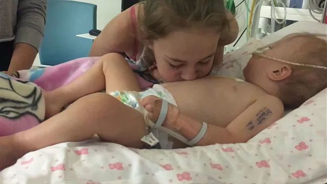 英国女婴昏迷不醒，姐姐坚持每日一吻，终于把她唤醒！
