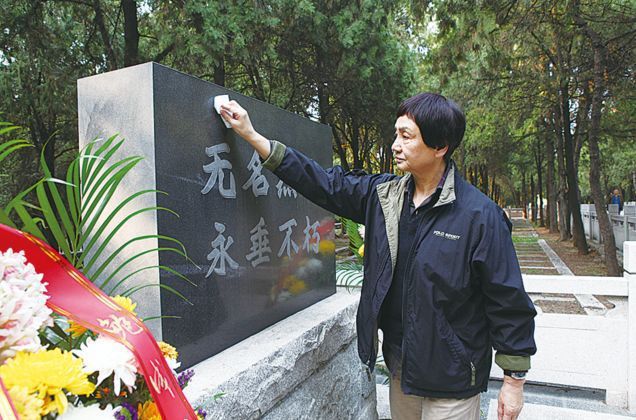 “父亲许世友33年前遗愿圆了”——女儿许华山到济南革命烈士陵园祭奠先烈