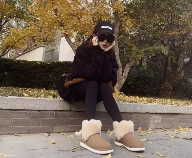张子萱跟好友游迪士尼，从她穿的雪地靴就能看出她跟陈赫的亲密度