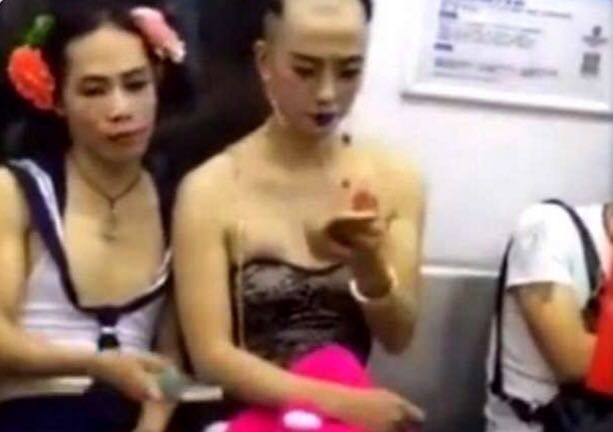 地铁上上来3个浓妆艳抹的美女，等大家看清后，表示辣眼睛