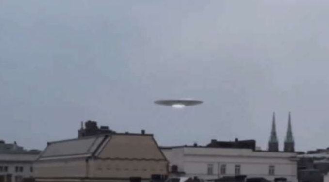男子住酒店，窗外看到“UFO”在向地面放不明物体，至今还是谜