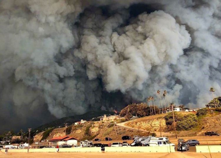 加州大火烧到明星豪宅，威尔史密斯准备撤离，LadyGaga家浓烟滚滚