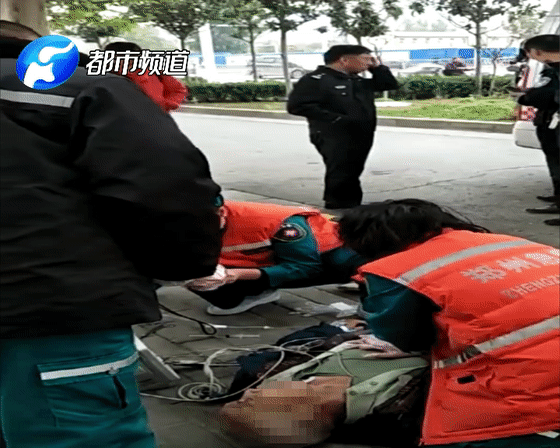 郑州8旬老人公交站旁猝死，警察却联合市民“撒谎”？真相令人泪目！
