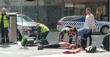面对恐袭，澳洲警察竟也空手夺刀、不敢开枪，如同某国警察附体！