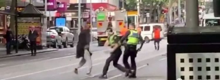 面对恐袭，澳洲警察竟也空手夺刀、不敢开枪，如同某国警察附体！