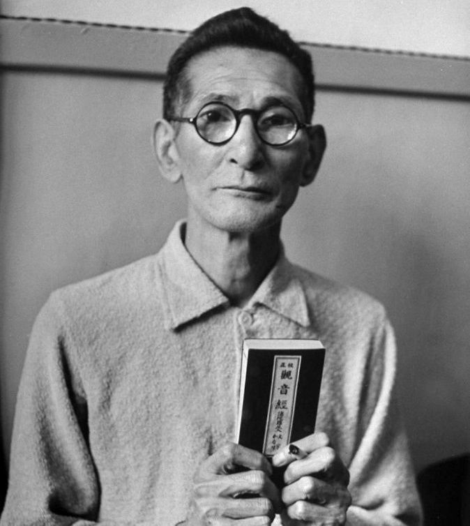 这个“日本法西斯之父”，竟靠一个无耻的招数，躲过了审判