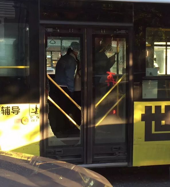 沈阳一乘客坐过站，竟将公交车门玻璃砸碎！你咋脾气那么大呢？