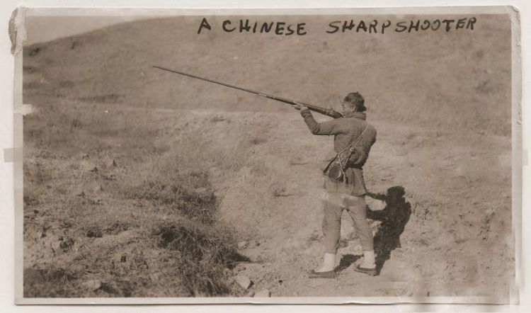 二战后，中国农民打猎发现日军藏匿的军火库，该怎么处理？