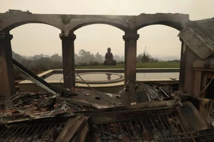 加州山火烧毁多座明星豪宅，欧美大咖们还真的爱扎堆群居啊
