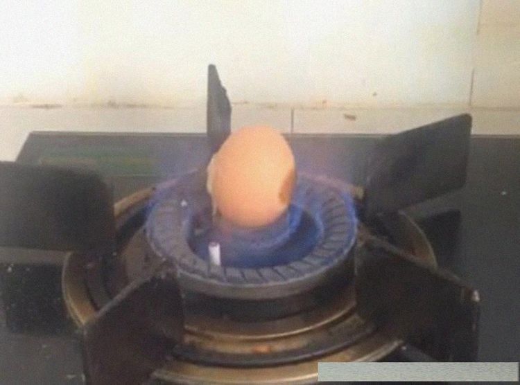 把生鸡蛋放到火上烤会变成什么样子?