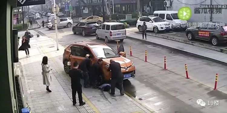 杭州女子玩手机被卷入车底，千钧一发之际，这群人，太震撼了！