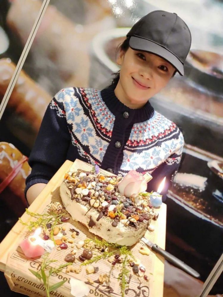 刘涛又双叒叕来宠剧组人员了，亲手为同事做生日蛋糕，太暖了！