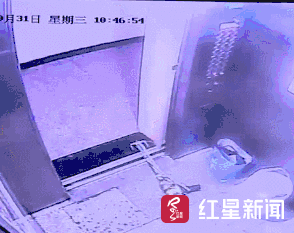 装修工提电钻进电梯，因为这个动作，电梯门直接炸了！视频惊心！