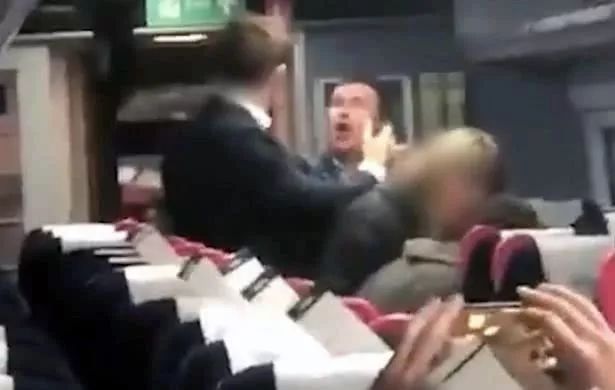 中国夫妇坐火车无故遭白人男子辱骂10分钟 女子被骂哭