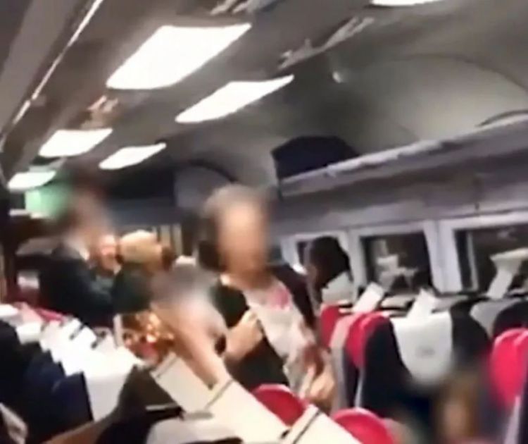 中国夫妇坐火车无故遭白人男子辱骂10分钟 女子被骂哭