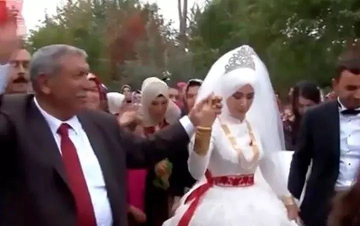 土耳其男子为第24个孩子娶媳妇 3位妻子200个孙子到场助威