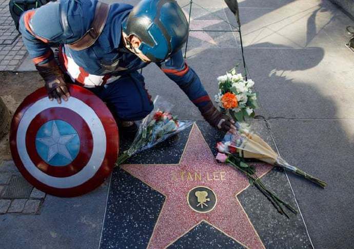 漫威之父斯坦李低调下葬 “美国队长”为其献花悼念