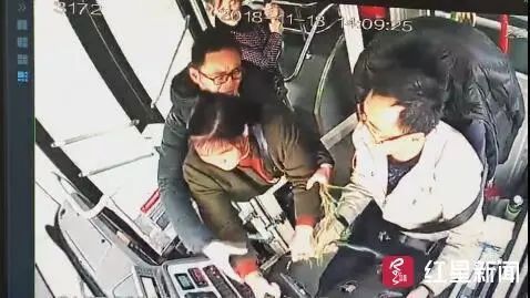 又！公交离站后要下车，中年妇女突然抢夺方向盘…