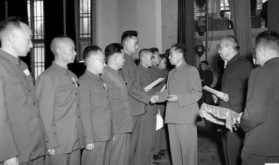 1955年授衔结束后 为何开国十大元帅都向他敬礼：你也是元帅