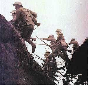 索姆河战役英国士兵跃出堑壕，拥有重机枪的敌军却叫他们撤退