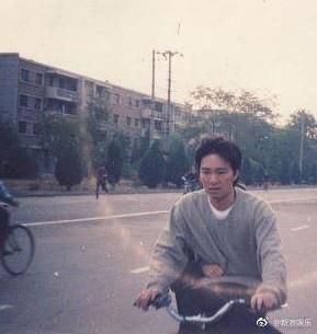 周星驰25年前在街头骑自行车，他一脸烦躁，朱茵在后座笑得很甜蜜