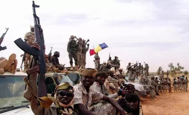 丰田战争：黑蜀黍用皮卡打败利比亚精锐装甲部队