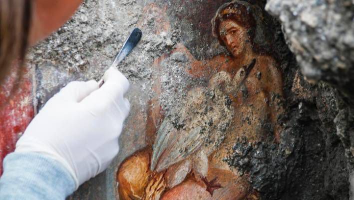 考古学家发现一幅罕见壁画，描绘的竟是“王妃与天鹅交合”的场景