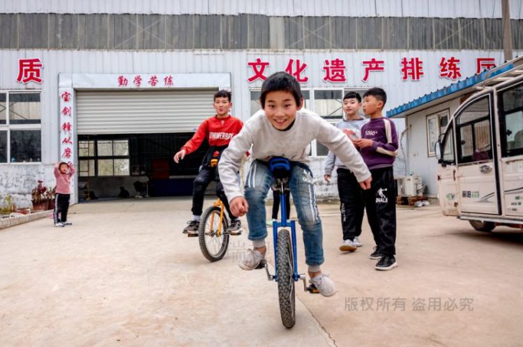 河南濮阳：小村子70%的人都“会两手”，儿童从小学习演出挣钱！